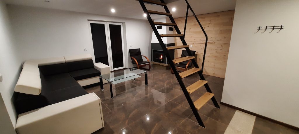 Salon z kominkiem